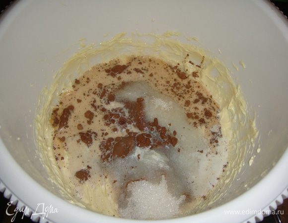 Добавить какао, сахар и молоко. 