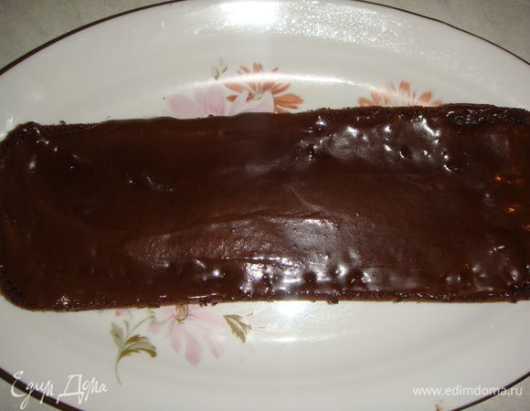 Охлажденные коржи разрезать вдоль на две части. Укладывать коржи друг на друга, смазывая их глазурью. Верх и бока кекса смазать глазурью. Убрать кекс в холодильник на 1 час.