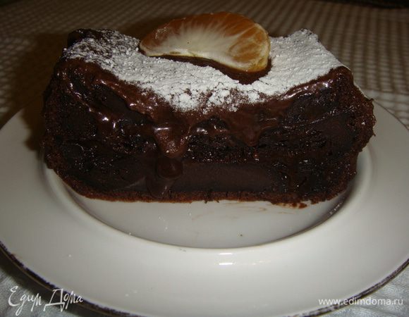 Кекс сверху посыпать сахарной пудрой и украсить мандаринами. 