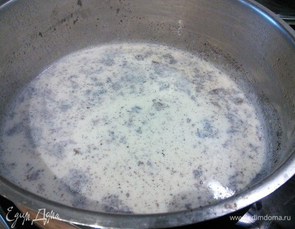 Первым делом займемся пудингом: в молоко положить семена ванили (стручок разрезать вдоль и тупой стороной ножа извлечь ванильные зернышки) и сам стручок, чуть нагреть и оставить настаиваться на несколько часов. Можно это сделать вечером и оставить молоко настаиваться в холодильнике на ночь. 