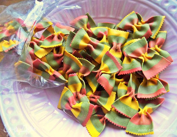 Фарфалле будем использовать трехцветные на семолине с натуральными добавками.