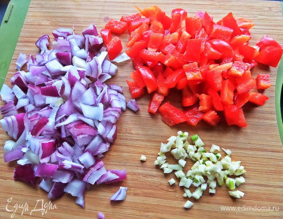 Подготовить, нарезать овощи.