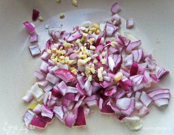 Лук, чеснок высыпать в сковороду.