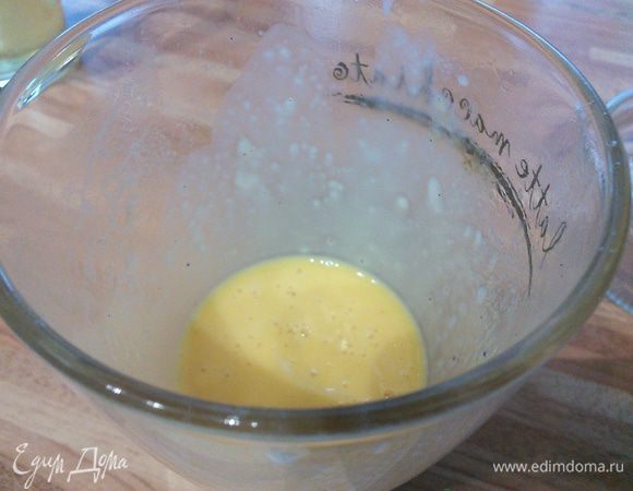 Отлить в стакан около 100 мл молока и размешать в нем крахмал. В другой стакан отлить столько же молока и разболтать в нем два желтка. Остальное молоко поставить на огонь. 