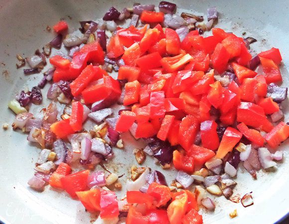 Добавить к ним перец кубиками.