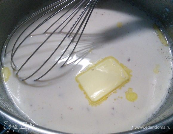 Молоко смешать с сахаром и маслом, довести до первых пузырьков.