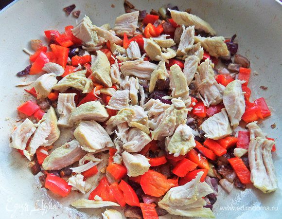 Высыпать в сковороду к овощам.