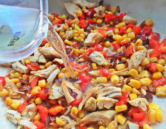 Влить белое вино или куриный бульон.