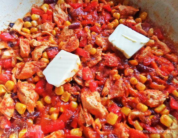 Держать на небольшом огне до выпаривания жидкости. Положить пару кусочков масла.