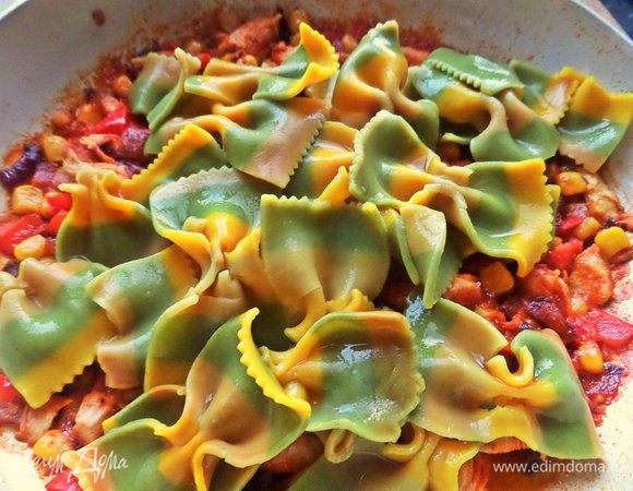 Переложить фарфалле, слив отвар.