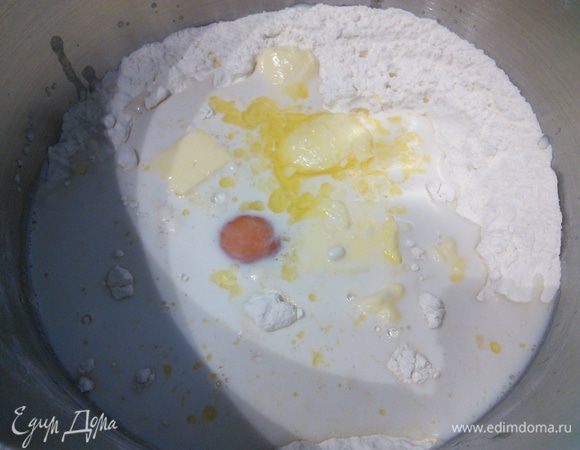 Если вы уверены в дрожжах, то можно ускорить процесс, сложив все ингредиенты в чашу комбайна и замесить тесто. В обратном случае убедитесь, что дрожжи рабочие, залив их теплым молоком с сахаром, и только тогда добавляйте к муке и остальным ингредиентам. 