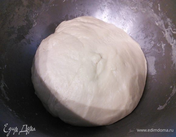 Вымешивать тесто нужно минут 10 — 15, оно становится мягким и эластичным. Накрыть миску пленкой и поставить в теплую духовку на расстойку на 1,5 часа.  