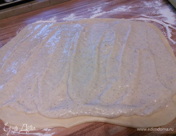 Тесто раскатать на посыпанной мукой поверхности в прямоугольник. Выложить полностью остывший пудинг и разровнять. 