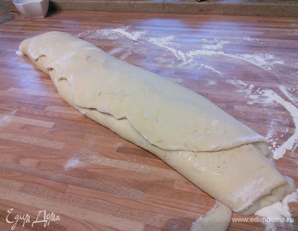 Длинной стороной свернуть в рулет и разрезать на части. 