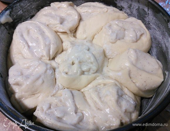 Выложить в смазанную маслом и посыпанную мукой форму. Получается 8 — 9 частей. Я немного поспешила, и пудинг выложила чуть теплый, поэтому мой рулет немного развалился, но на внешней вид готового пирога, тем более на вкус это не повлияло. Накрыть пленкой и поставить еще на 30 минут в теплое место на отдых. 