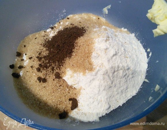 Для штрейзеля соединить все ингредиенты и перетереть в крошку. Можно это сделать руками, а можно воспользоваться помощью блендера. 