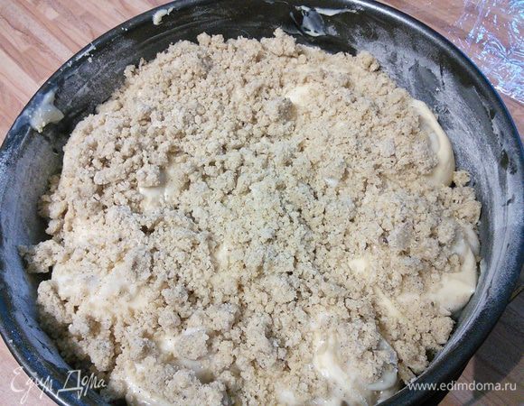 Разогреть духовку до 180°С. Посыпать пирог штрейзелем и выпекать 35 — 45 минут до золотистого цвета. Можно проверить на сухую палочку. 