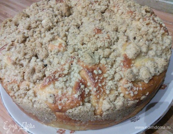 В оригинале пирог поливают еще горячим лимонной помадкой. Она делается просто: смешивается сахарная пудра с лимонным соком, по необходимости добавлять молоко по капельке до желаемой консистенции. Ингредиенты для нее даю выше. 