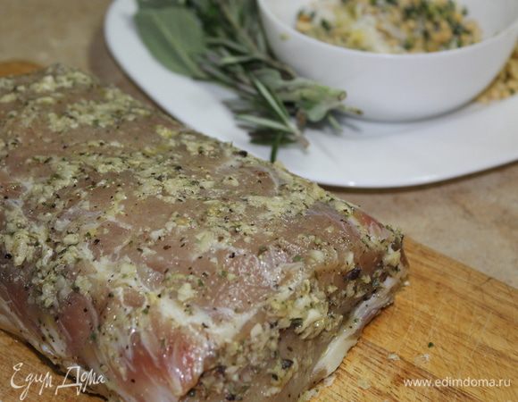 Мясо помойте в холодной воде и заверните в салфетку, чтобы удалить влагу. Чтобы получилось вкусным и ароматным, обязательно маринуем его в течение суток. Для маринада возьмите иголочки одной веточки розмарина, лавровый лист, два зубчика чеснока, несколько горошин перца и соль, всю смесь измельчите доступным вам способом, добавьте оливковое масло, перемешайте и нанесите маринад на всю поверхность мяса. Положите корейку контейнер и отправьте в холодильник на сутки. Если у вас нет такой возможности, нужно быстро приготовить мясо, хотя бы на час оставьте его в маринаде.