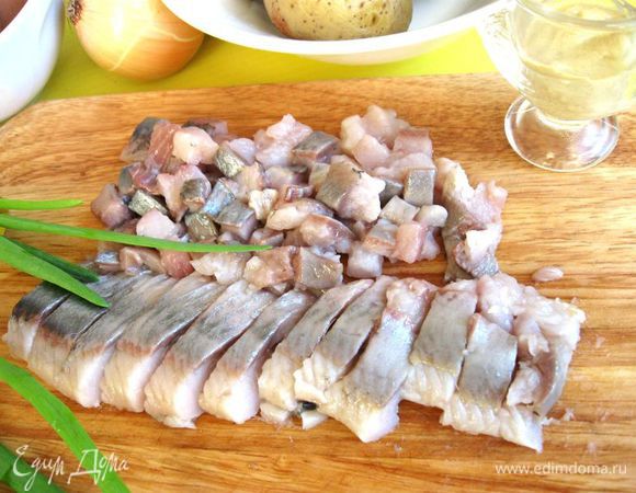 Разделать сельдь на филе: нанести продольный разрез вдоль хребта, разрезать брюшко, удалить внутренности, удалить черную пленку, отрезать голову, почистить, удалить кости. Нарезать маленькими кубиками.