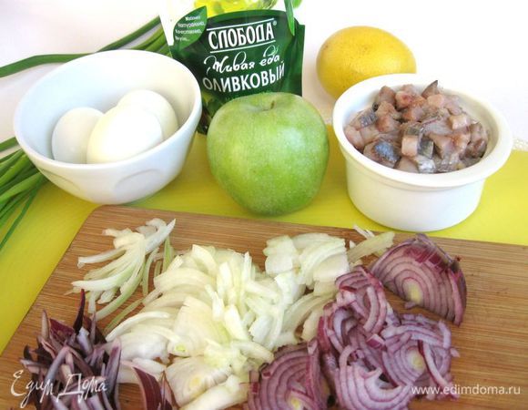 Репчатый и красный лук нарезать тонкими полукольцами, которые еще разрезать пополам. Яйца почистить.