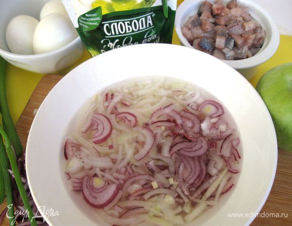 Лук залить кипятком на пару минут, чтобы ушла горечь, и он стал чуть мягче.