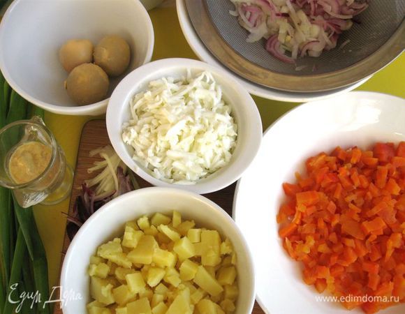 Желток отделить от белка. Белок натереть на крупной терке. Картофель, морковь, свеклу почистить, небольшую часть моркови и свеклы оставить для украшения, остальную морковь, а также картофель нарезать мелкими кубиками. Каждый из овощей поместить в отдельную посуду.