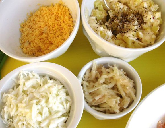 Яблоко почистить, натереть на крупной терке, сбрызнуть лимонным соком. Желток пропустить через сито. Картофель чуть посолить, поперчить.