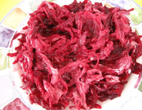 Свеклу натереть на крупной терке. Все овощи по отдельности смешать с заправкой, также заправить белок. Выложить слои в следующем порядке: картофель, лук, сельдь, морковь, яблоко, белок яйца, свекла.