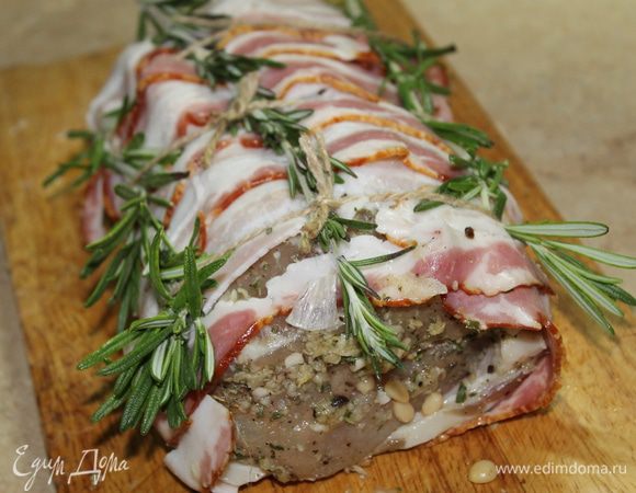 Запеленайте корейку лентами бекона. положите на мясо несколько веточек розмарина, закрепив их кулинарной нитью. Запекайте мясо в течение 10 минут при температуре 200°С.
