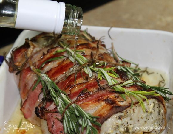 Затем уменьшите температуру духовки до 150°С, полейте мясо белым вином и оставьте запекаться на 2,5 — 3 часа, периодически поливая выделившимся соком.