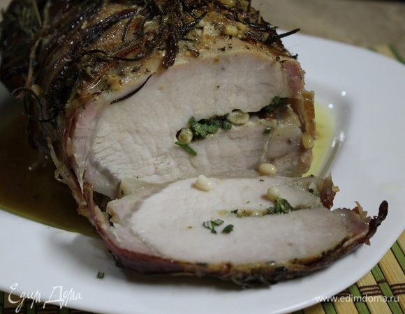 Перед подачей удалите кулинарную нить и веточки розмарина. Приятного аппетита!