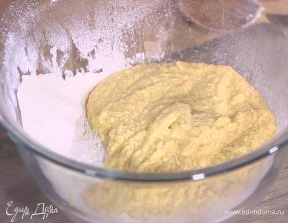 Сливочно-яичную массу добавить к муке с разрыхлителем, влить ванильный экстракт и лопаткой вымешать тесто.