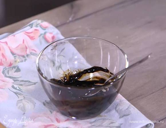 В растворимый кофе добавить несколько капель воды и перемешать.