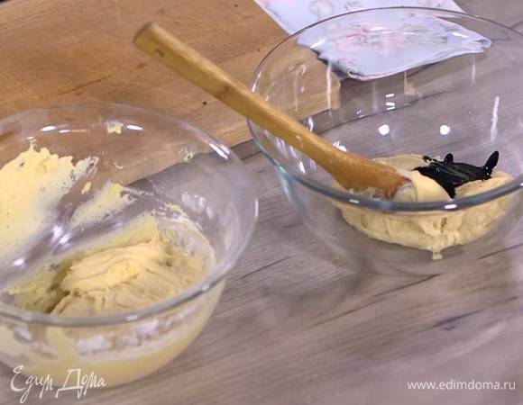 Половину теста переложить в отдельную посуду, влить кофейную гущу и перемешать.