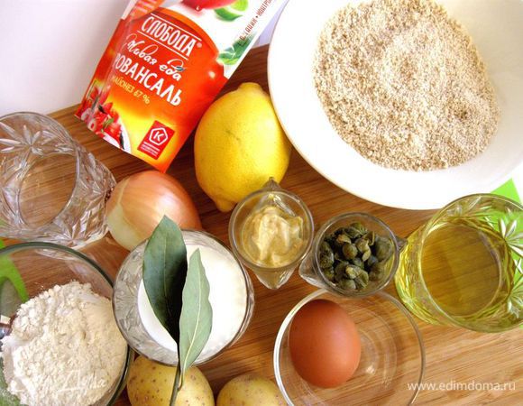 Накануне измельчить хлеб до состояния крошки (он должен подсохнуть). Я для этого использую серый бездрожжевой хлеб. Можно воспользоваться белым. После того, как хлеб подсохнет, пропустить его через дуршлаг, чтобы избавиться от очень крупной крошки. Приготовить все необходимые ингредиенты.
