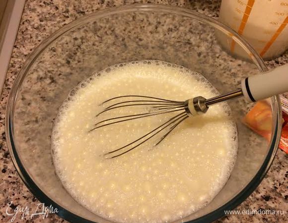 В миске взбить: молоко, воду, яйцо, соль, сахар и растительное масло.