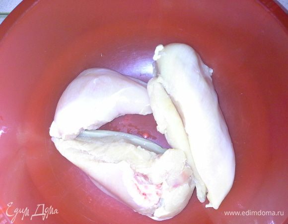 Куриное филе моем, удаляем пленки, нарезаем пополам и отбиваем.