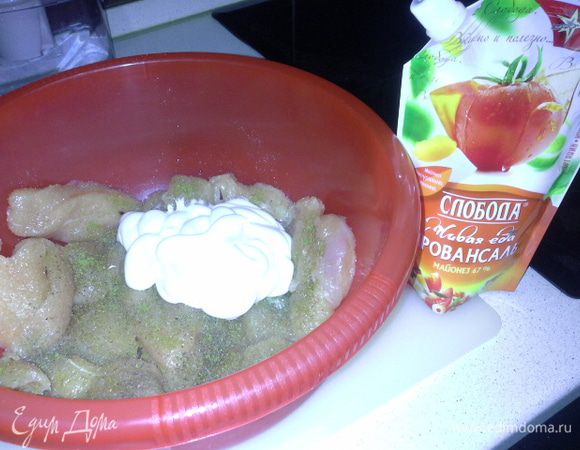 Отбитое мясо солим, перчим, добавляем хмели-сунели, сухой чеснок и майонез ТМ «Слобода» провансаль. Оставляем мариноваться.