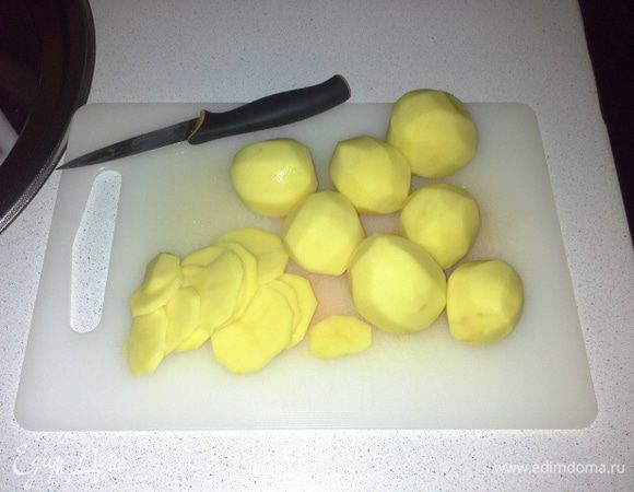 Картофель очищаем от кожуры, режем пластиками. Посыпаем солью и приправой для картофеля.