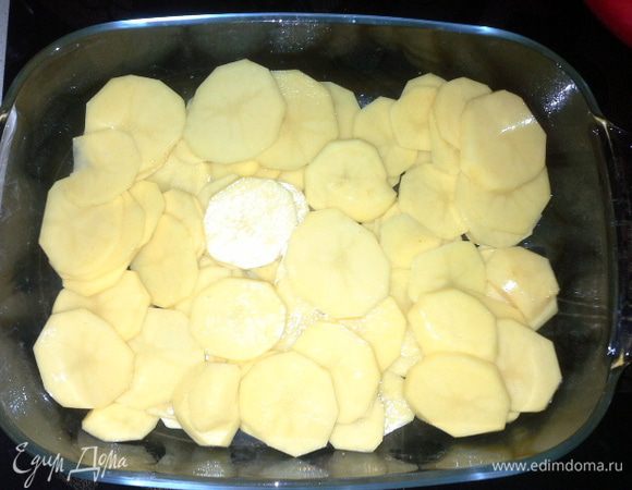Форму для запекания смазываем растительным маслом. Выкладываем слой картофеля.