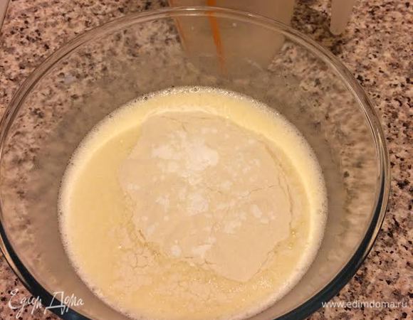 Просеять муку с разрыхлителем. Начать постепенно добавлять муку.