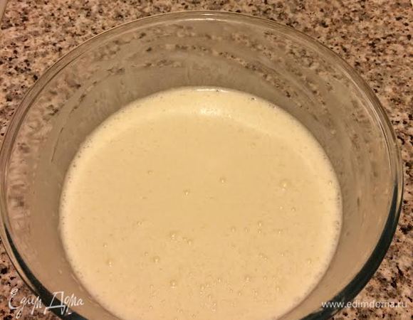 Хорошо взбить венчиком, накрыть полотенцем и дать постоять 30 минут.