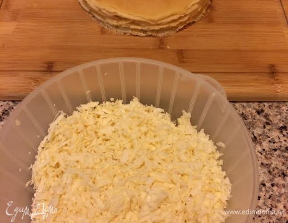 Сулугуни лучше брать не соленый. Сыр натереть на терке.