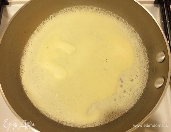 Сковороду нагреть, слегка смазать маслом.