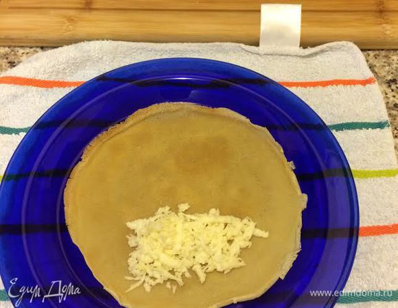 На остывший блинчик выложить начинку.