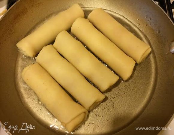 Блинчки слегка обжарить на растительном масле.