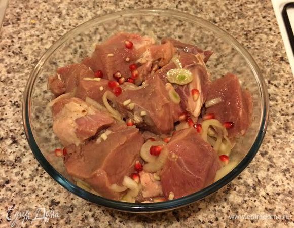 Маринад: мясо режем на небольшие кусочки, добавляем лук, чеснок, соль, перец, уксус, гранат и хорошо перемешиваем руками! Отправляем на ночь в холодильник.