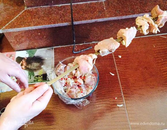 Насаживаем мясо на шампур.