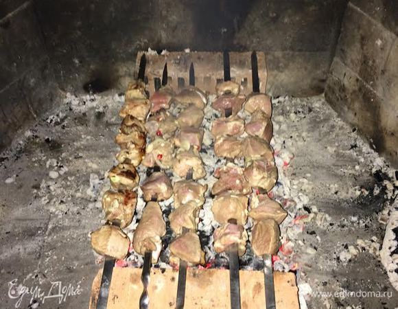 Жарим шашлык на углях. Можно добавить ветки винограда, они дадут прекрасный аромат. Если жарить только на виноградной лозе, то надо брать не менее 6 — 7 кг.